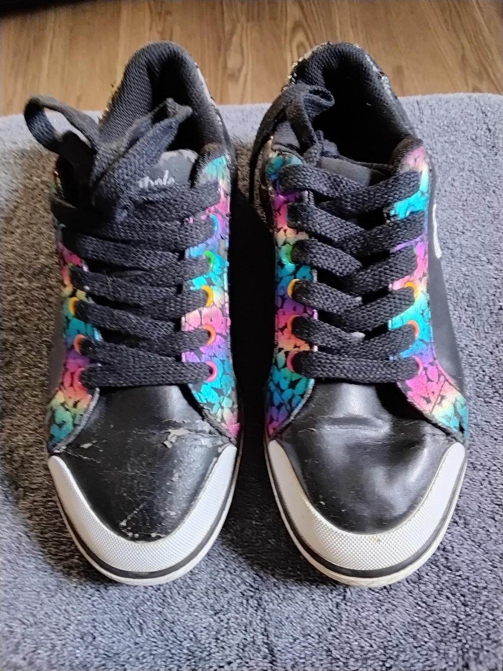 Vintage Style Black Multicolored Low Top Sneakers Sz US 8  (Flawed)